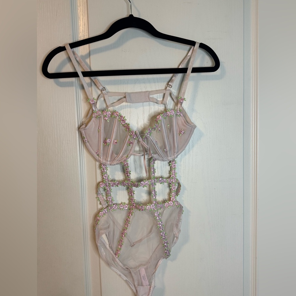 Victoria Secret VERY SEXY
Wicked Unlined Rosebud Embroidery Teddy